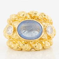 Ring 18K guld med cabochonslipad safir och två briljantslipade diamanter. Medföljande report The gem & pearl laboratory.