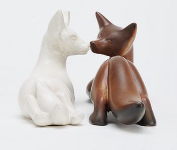 Two Gunnar Nylund stoneware figures of foxes, Rörstrand.