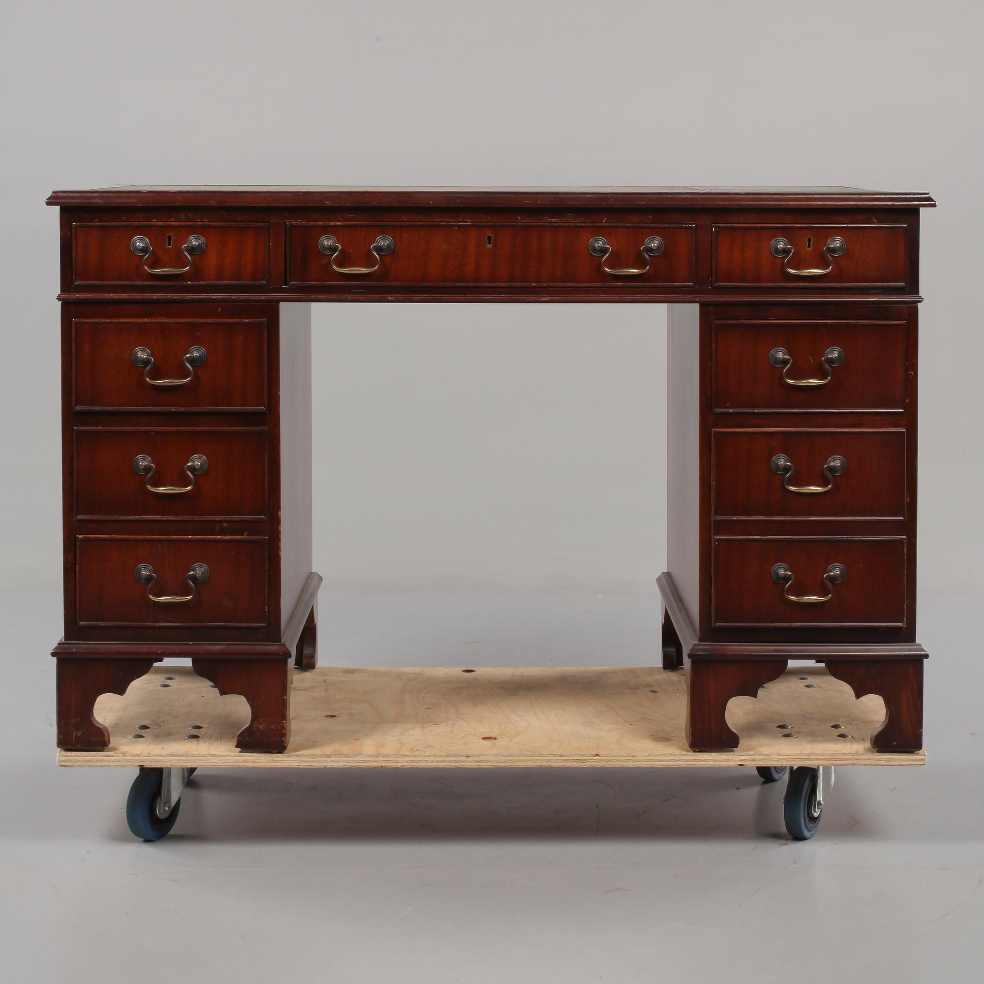 SKRIVBORD, engelsk stil, 1900-talets andra hälft.