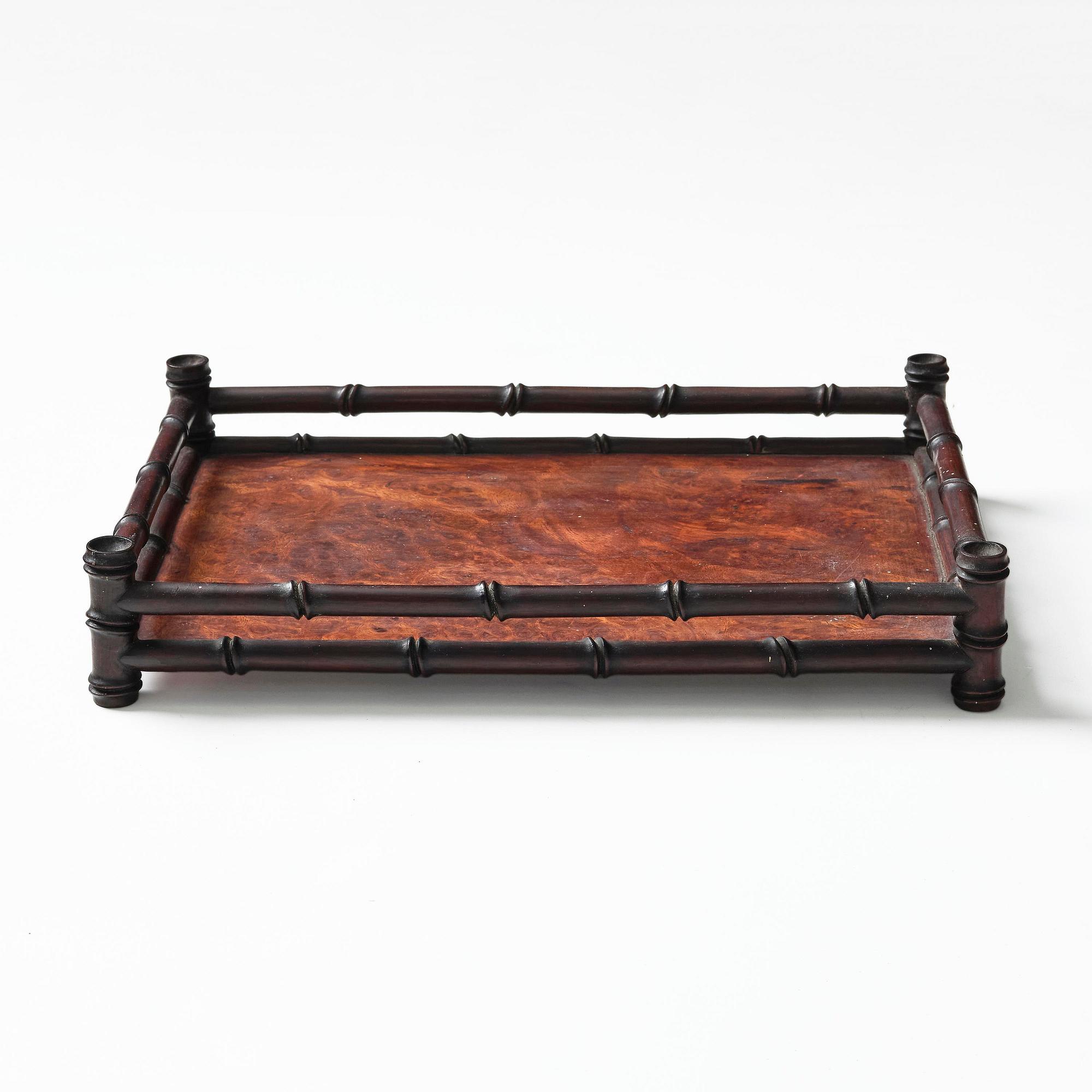 Ställ samt bricka, hardwood. Qingdynastin, 1800-tal.