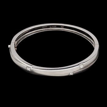 ARMRING, Boodle & Dunthorpe, platina med princesslipade diamanter, tot. 0.54 ct.