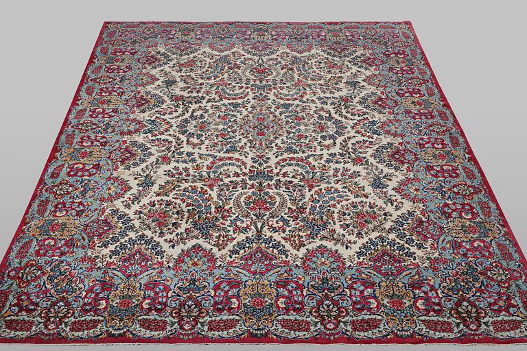 A carpet, semi-antique Kerman Laver, ca 315 x 235 cm.