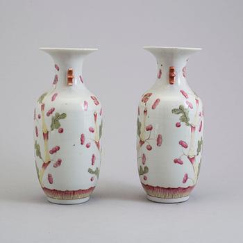 A pair of Chinese famille rose vases, early 20th century.