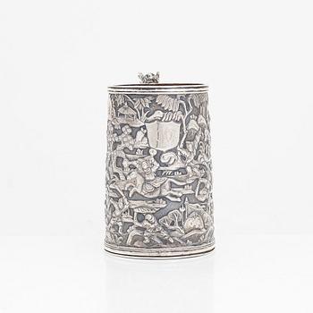 A Chinese export silver battle scene mug, retailer Leeching, latter half of the 19th century.