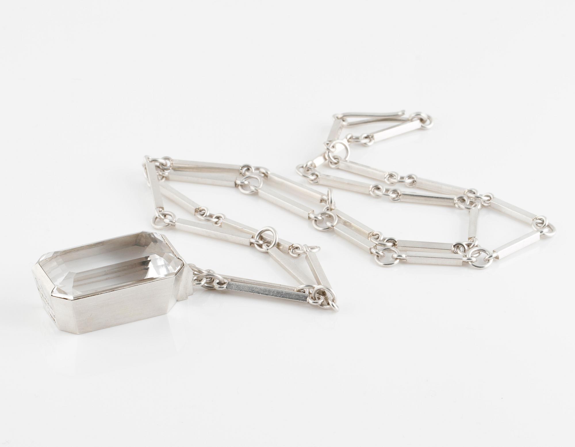 HALSSMYCKE, sterlingsilver med fasettslipad bergkristall, Wiwen Nilsson, Lund, 1942. Vikt 37,8 gram.
