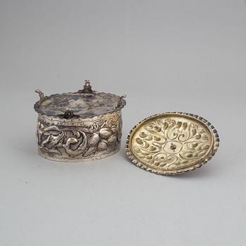SKRIN MED LOCK, silver, otydliga stämplar, troligen Österrike, 1800-tal.