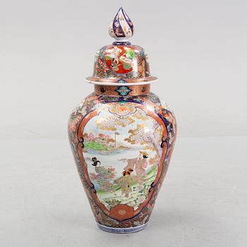 A lidded porcelain urn, Japan, second half of the 20th Century.
