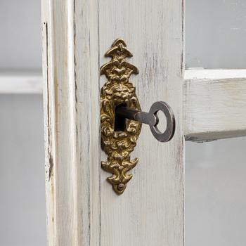 Vitrinskåp, från omkring år 1900.