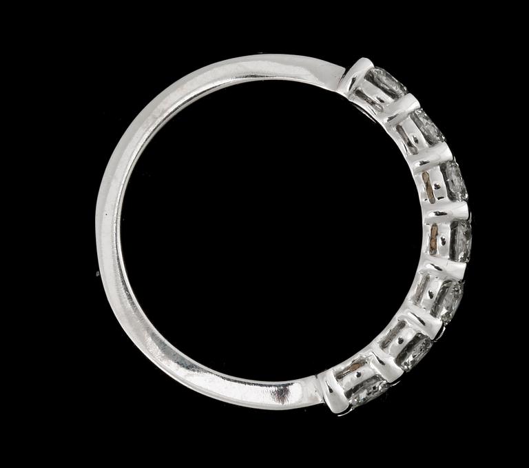 RING, 14k vitguld med briljantslipade diamanter tot ca0,98ct. 2000-tal. Vikt 2,8g.