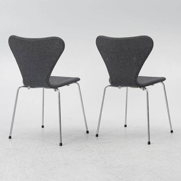 Arne Jacobsen, eight chairs, 'Serie 7', Fritz Hansen 2001.