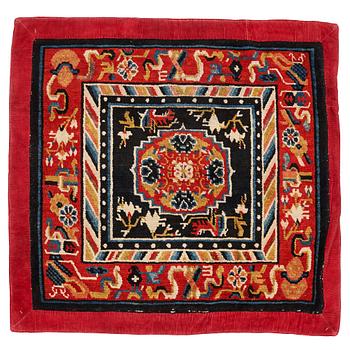 214. A MEDITATION RUG, semi-antique Tibetan, ca ca 63,5-64,5 x 68,5-70 cm (as well as 5 cm fabric at the sides and ends).