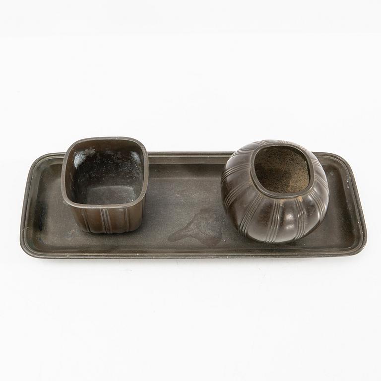 Just Andersen, vaser och bricka, 3 dlr, Danmark, 1900-talets första hälft.