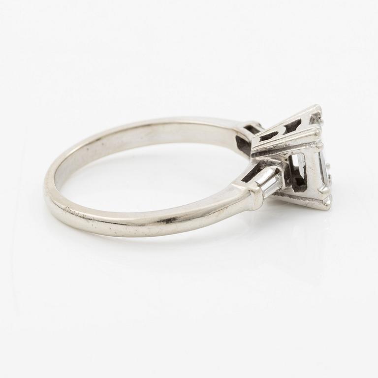 Ring 14K white gold with baguette-cut diamond.