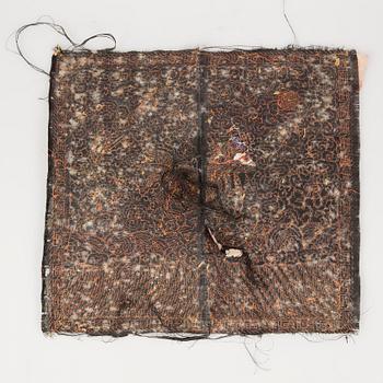 RANGMÄRKE, siden, s.k. Buzi, ca 29x32 cm. Qing dynastin. Kina 1800-tal.