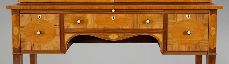 VITRINSKÅP, Sheraton-stil, England, 1900-tal.