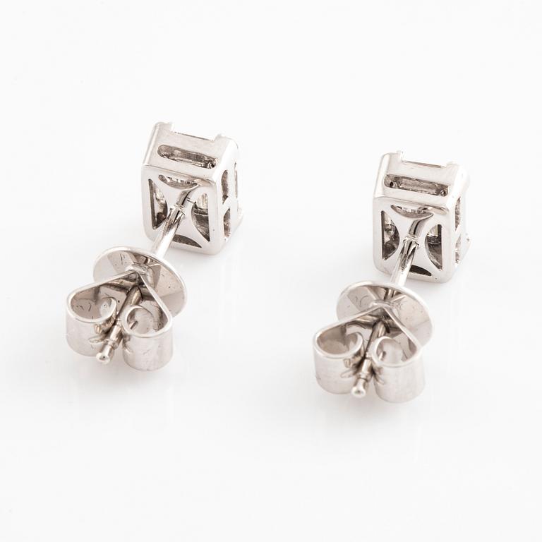 Örhängen med baguetteslipade  diamanter.