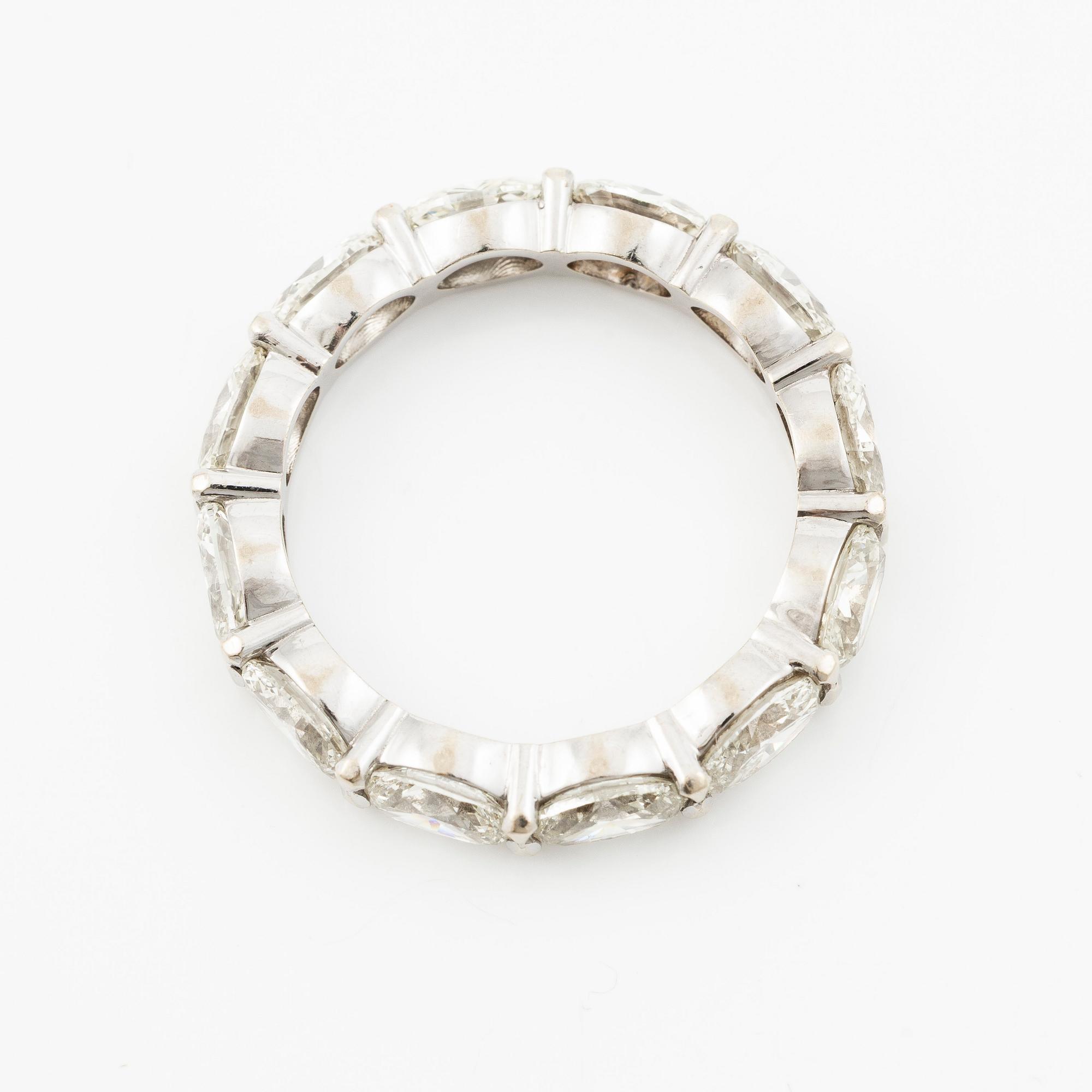 Ring, full eternity band in 18K white gold with oval-cut diamonds.
