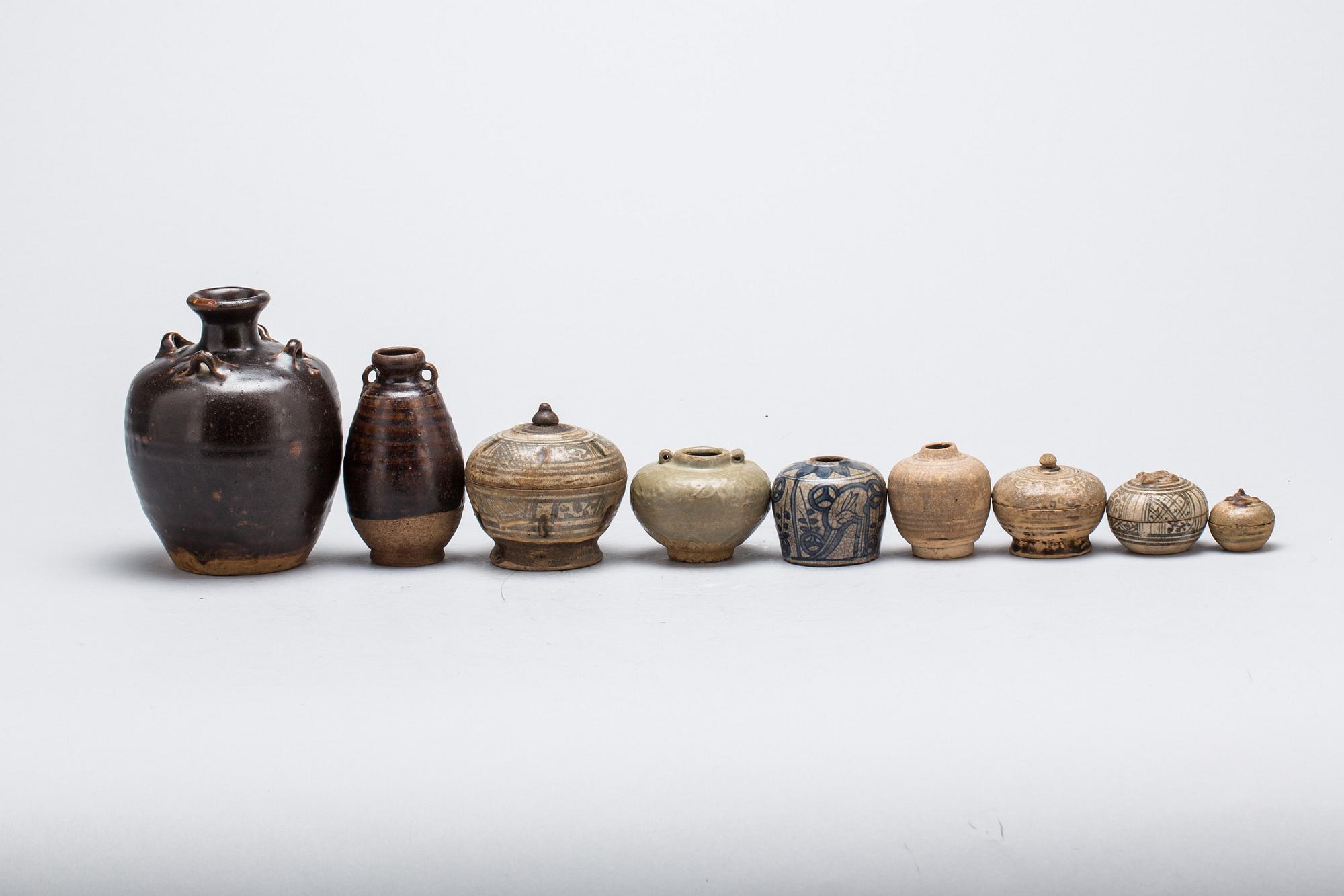 DIVERSE KERAMIK, 9 st, Sydostasien, troligen 1400-1500-tal.