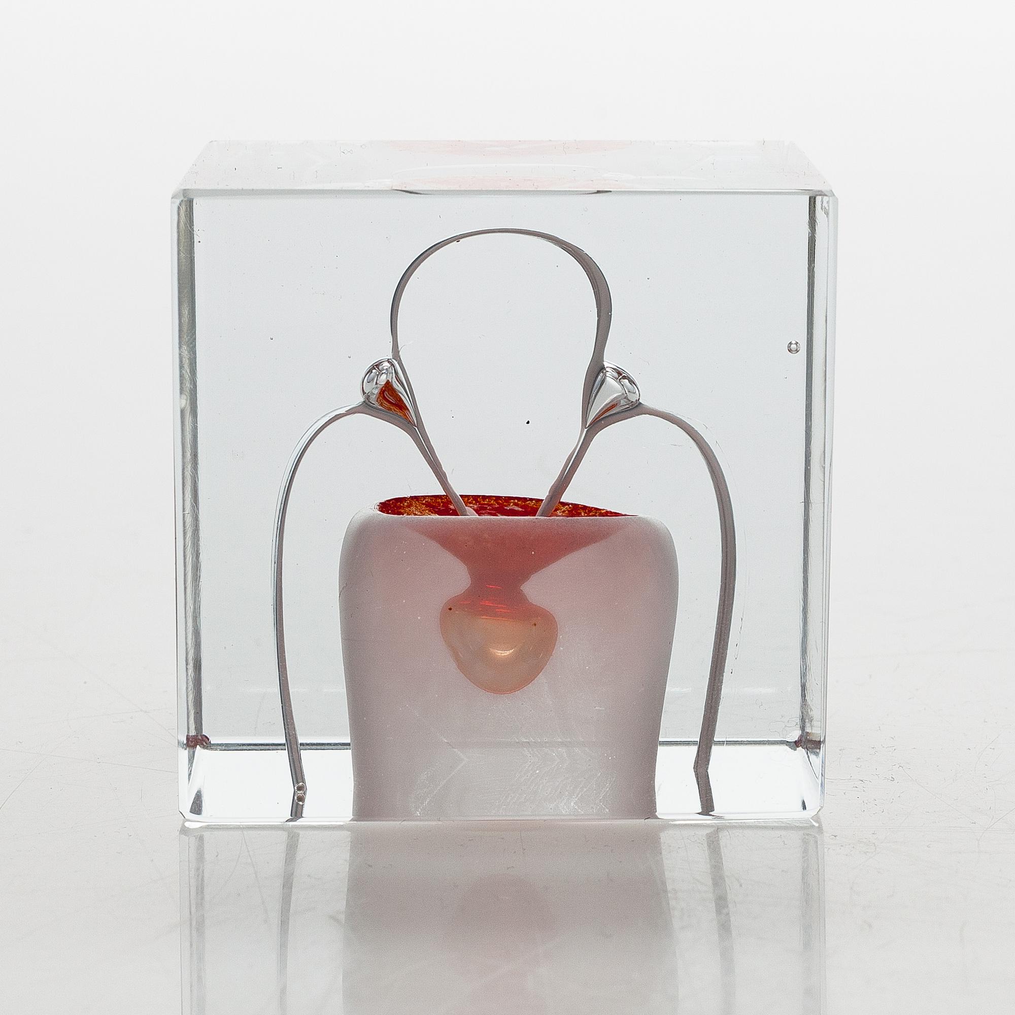 An annual glass cube, signed Oiva Toikka Nuutajärvi 1985, numbered 146/2000.