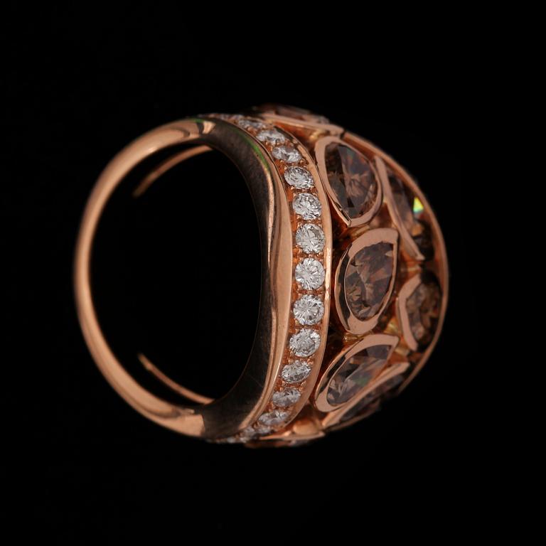 A drop cut brown diamond ring, 5.34 cts set with brilliant cut diamonds, tot. 1.8 ct.