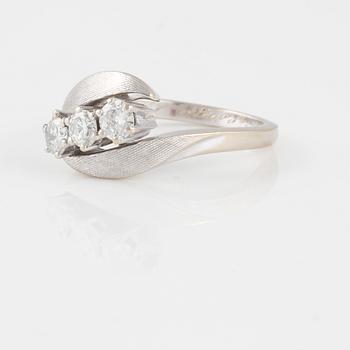 RING, med 3 briljantslipade diamanter ca 0.45 ct.