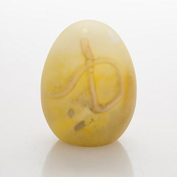 Oiva Toikka, annual glass egg 2006, signed O. Toikka Nuutajärvi.