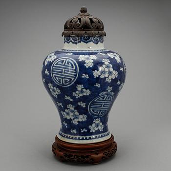 URNA med LOCK och STÄLL, porslin, Kangxi-stil, 1900-tal.