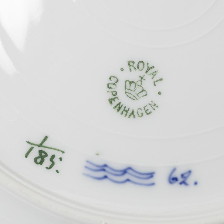 Royal Copenhagen, mat-, kaffe- och teservis, 88 delar, "Musselmalet", Danmark, 1800-1900-tal.