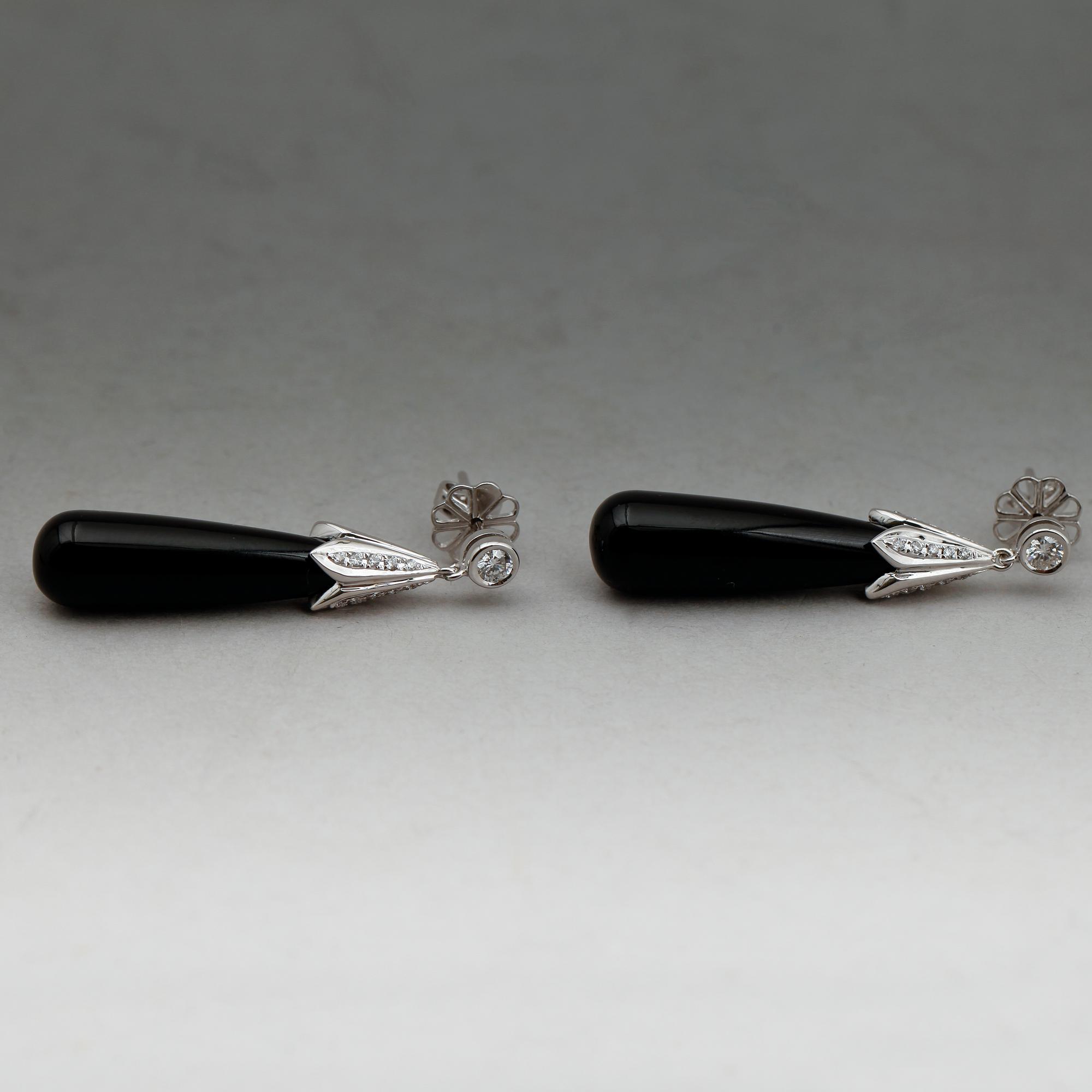 ÖRHÄNGEN, 1 par, 18 k vitguld, svarta agater ca 27,0 ct samt briljanter tot ca 0,36 ct.