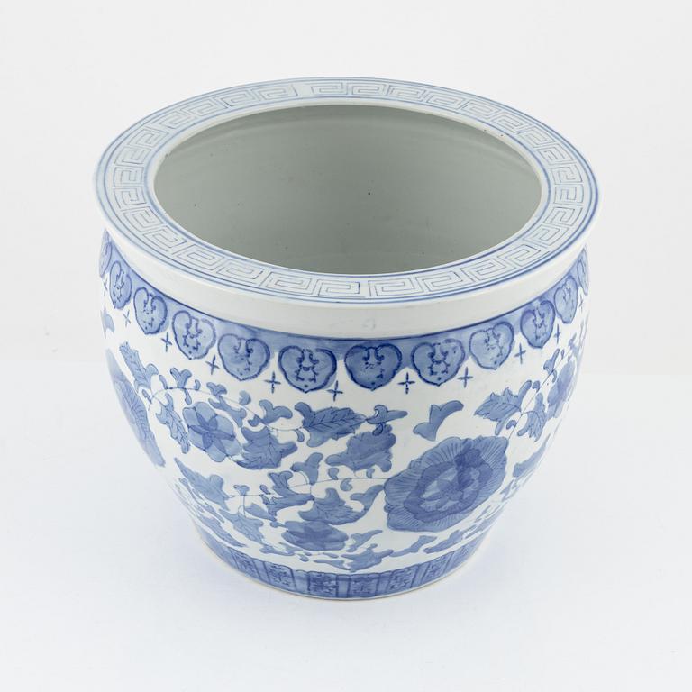 A blue and white porcelain fish basin, China, second half of the 20th Century.