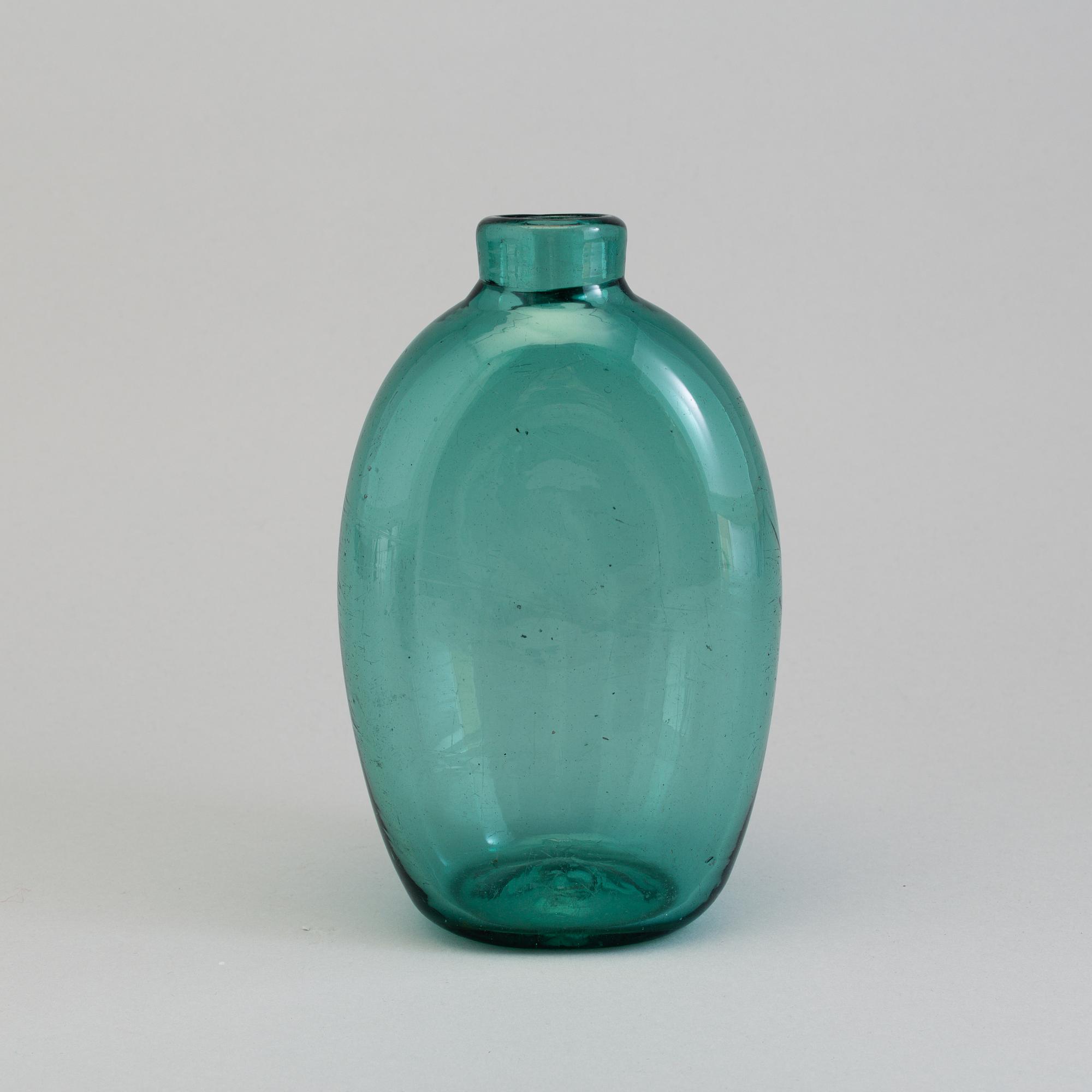 AN 18TH CENTURY GREEN GLASS BOTTLE.