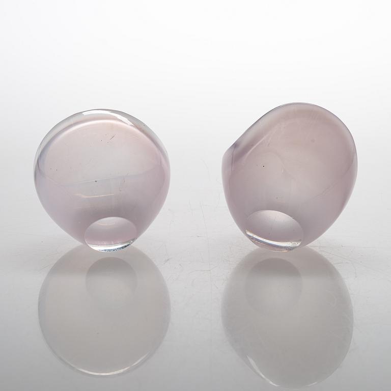 Kaj Franck, vaser, ett par, "Hauen leuat" (Gäddans gap) 3111, signerade K. Franck Iittala.