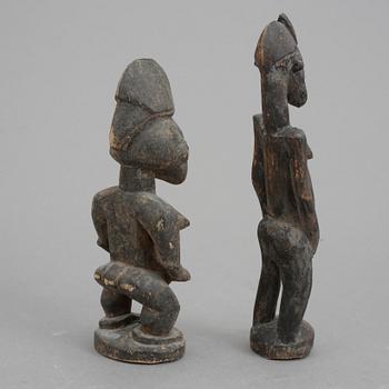 FETISCHER, 2 st, trä, Afrika, 1900-tal.