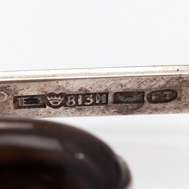 Kaulakoru, hopeaa ja tiikerinsilmää. Eero Eskelinen, Helsinki 1959.