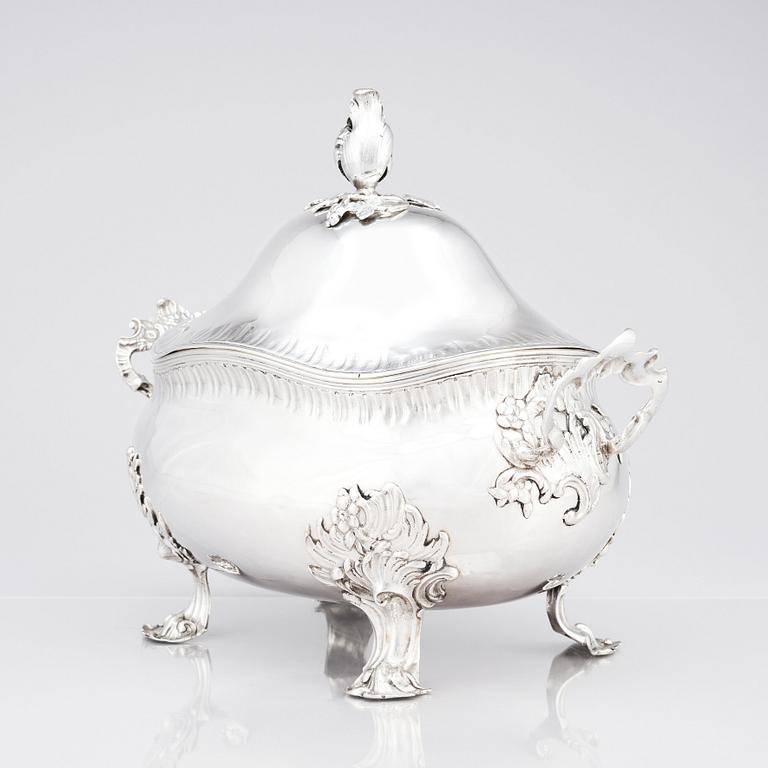 A Baltic 18th century silver tureen with lid. Mark of Daniel Lundgren (Reval 1771-83).