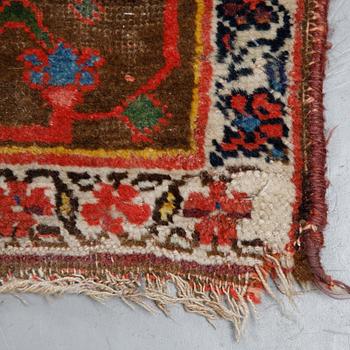 Matto, A runner, an antique West Persian/Northwest Persian, ca 417,5-425 x 101-107 cm.