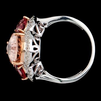 RING, 18K vitguld, diamanter tot ca 0.32 ct, 2 turmaliner tot ca 0.85 ct, rosa morganit ca 3.70 ct.