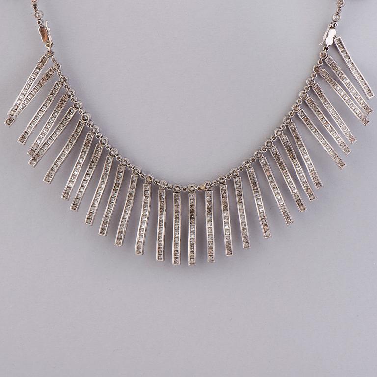 COLLIER, briljantslipade diamanter, platina. Frankrike.