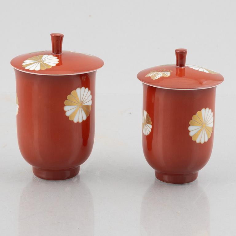 A pair of Japanese porcelain cups with covers, Noritake, 20th century.