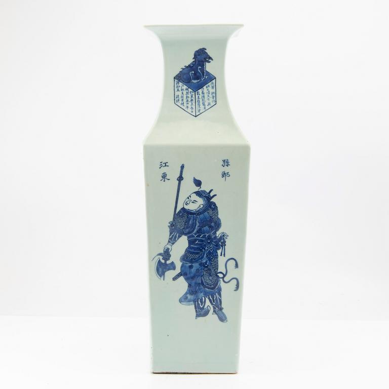 A blue and white vase, late Qing dynasty/20th century.