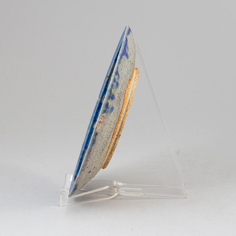 KYLLIKKI SALMENHAARA, a stoneware plate, signed, Arabia, Finland.