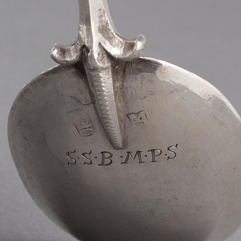 SKED med volutformad knopp, av Henrik Möller, Stockholm (verksam 1645-1690).