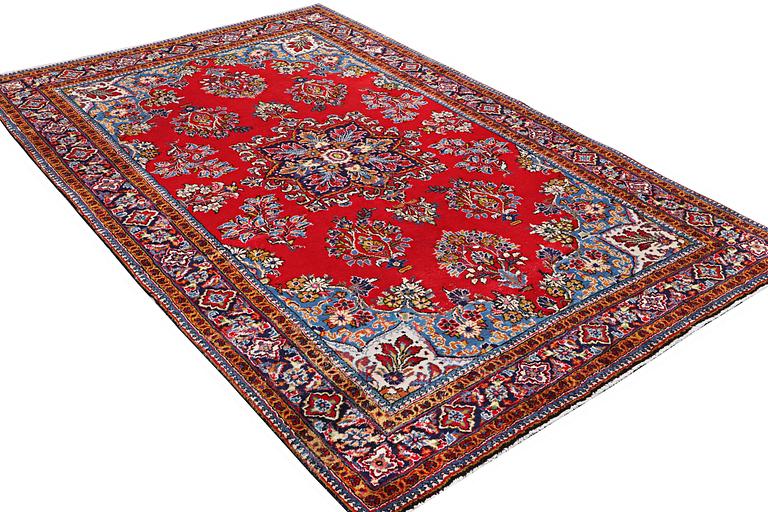 A Najafabad carpet, c. 316 x 208 cm.