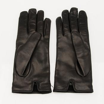 A pair of Gucci ladies' leather gloves.