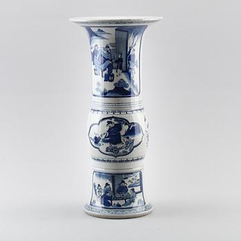 TRUMPETVAS, porslin, Kina, sannolikt 1900-tal.