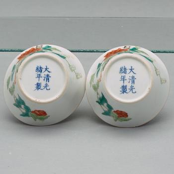 KOPPAR, fyra stycken, porslin. Qingdynastin, omkring 1900 med Guangxus märke.