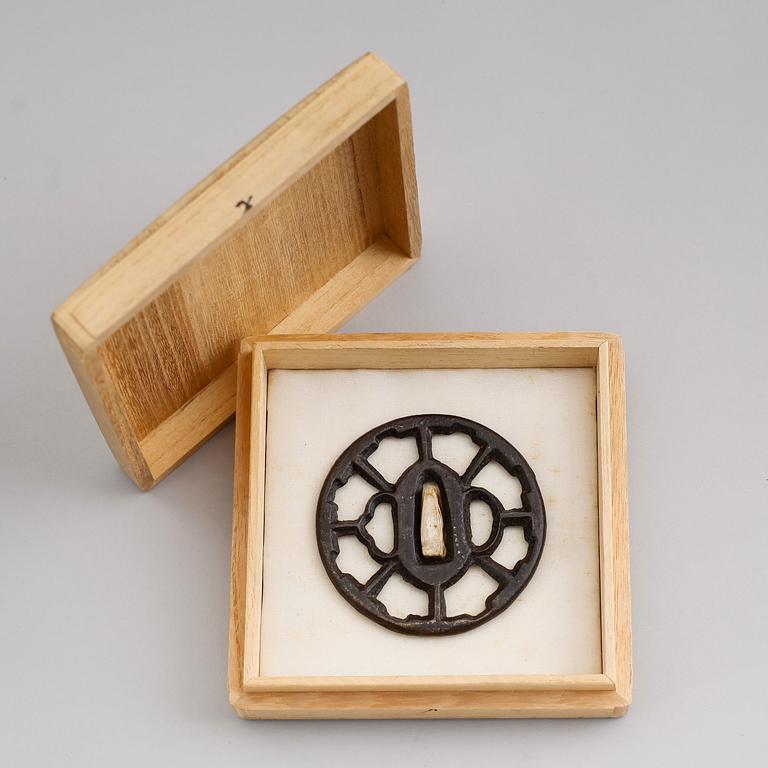 TSUBA, järn, 1800-/1900-tal.