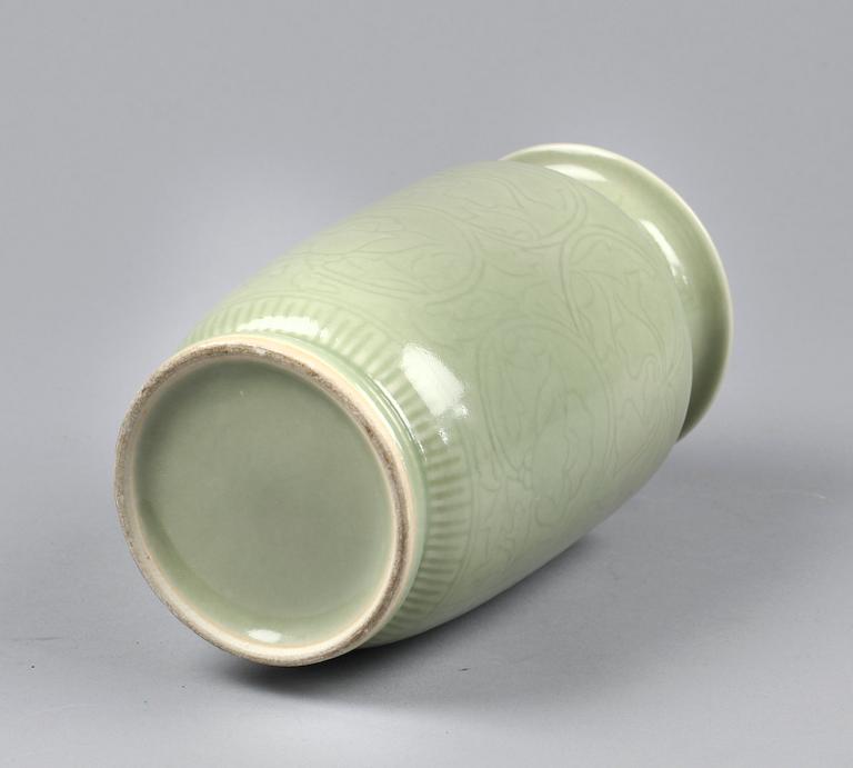 VAS, porslin. Kina, 1900-tal.