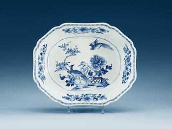 1592. A large blue and white serving bowl, Qing dynasty, Qianlong (1736-95).