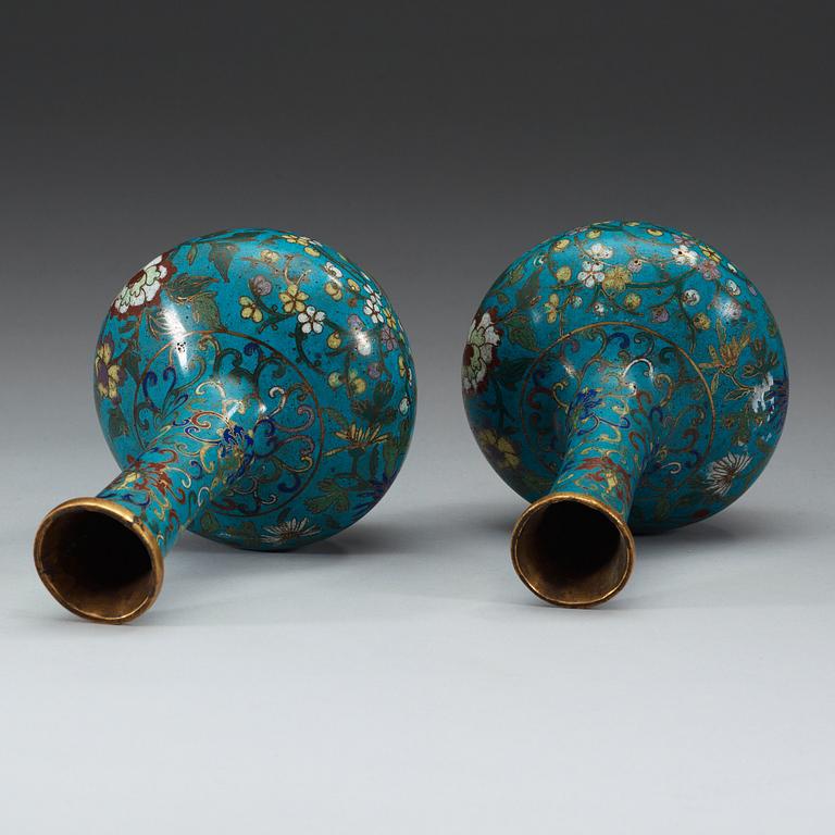 A pair of cloisonné vases, Qing dynasty.